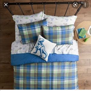 Full size reversible comforter- with two shams.